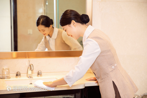 規(guī)范酒店保潔員洗手臺(tái)清潔流程，提升賓客體驗(yàn)與衛(wèi)生標(biāo)準(zhǔn)